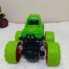 タイヤの大きなフリクションカー2台＆ヘビ型カーの画像