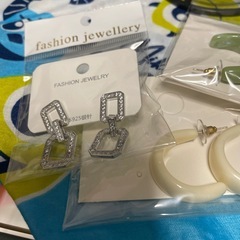 【新品】ピアス5個❌🎀リボン付きヘアクリップの画像