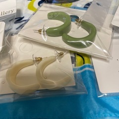 【新品】ピアス5個❌🎀リボン付きヘアクリップの画像