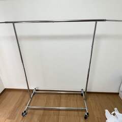 Amazonベーシック ハンガーラック 衣類用 キャスター付き 金属製 シルバーの画像