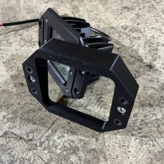 埋め込み作業灯用角度付きプレートの画像