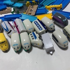 カプセルプラレール　サンリオ　しんかんせんくん大量の画像