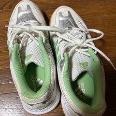 adidas シューズの画像