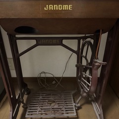 壊れている足踏みミシンの画像