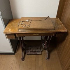 壊れている足踏みミシンの画像