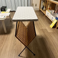 ブックテーブルの画像