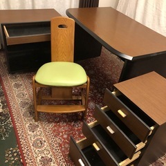 （お話中）机と椅子の画像