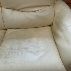 2人掛けで座面がスライドするレザーのソファーです。の画像