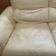 2人掛けで座面がスライドするレザーのソファーです。の画像