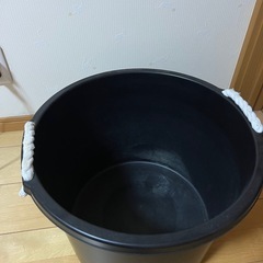 めだか黒丸容器30Lと　大きめのタモの画像