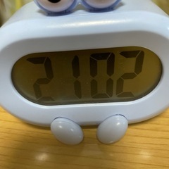 目がかわいい置き時計の画像