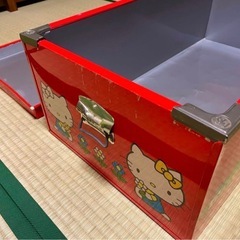 キティちゃん　ブリキの衣装ケース　の画像