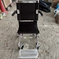 コンパクト折りたたみ車椅子の画像