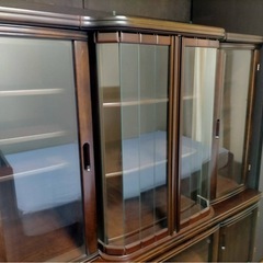 ガラス扉のアンティーク食器棚の画像