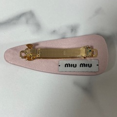 miumiu ヘアピン ピンクの画像