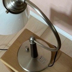 クラッシックなデザインのテーブルランプ
の画像