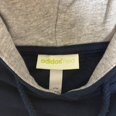 adidasパーカーの画像