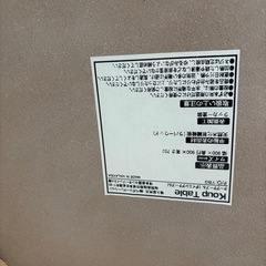 ダイニングテーブルと椅子2脚の画像