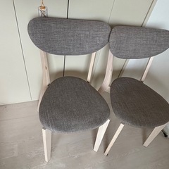 ダイニングテーブルと椅子2脚の画像