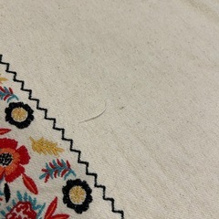 ZARA刺繍クロス　の画像