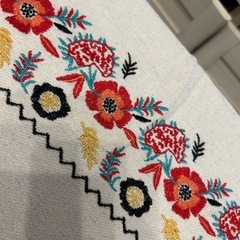 ZARA刺繍クロス　の画像