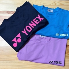 バドミントンラケット、Tシャツ
の画像