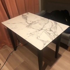 ダイニングテーブルの画像