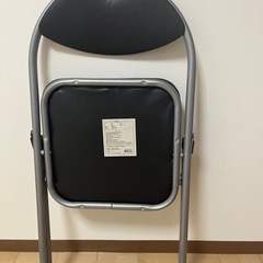 折りたたみ椅子の画像