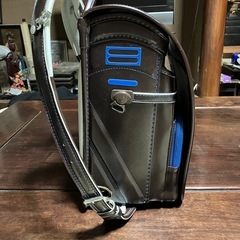 ダークブラウン ランドセル 青いアクセント付きの画像