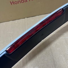 新車外し HONDA ホンダ RV5/RV6 ヴェゼル VEZEL 純正 テールゲートスポイラー リアスポイラー ゲートスポイラー リアウィング ハイマウントストップランプ付き 74900-3M0 (119509) スタンレーSTANLEY W1735Dの画像