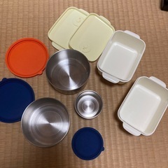 小さいお弁当箱と、ステンレスの保存容器の画像