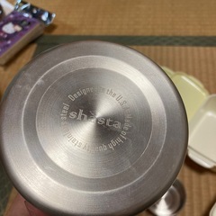 小さいお弁当箱と、ステンレスの保存容器の画像