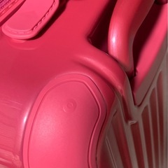 ピンクのスーツケースの画像