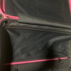ピンクのスーツケースの画像