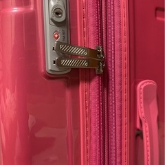 ピンクのスーツケースの画像