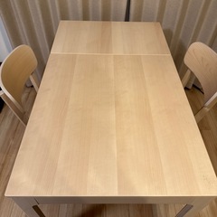 IKEAダイニングテーブルの画像