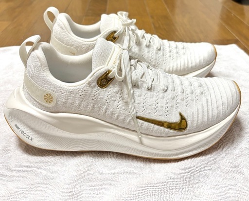 お値下げ中！Nike React ホワイトllic Goldスニーカー
