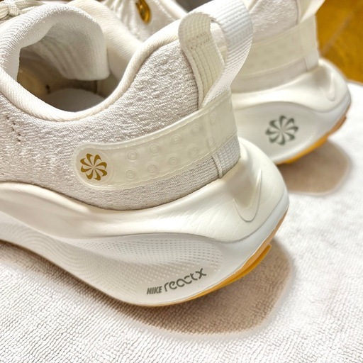 お値下げ中！Nike React ホワイトMetallic Goldスニーカー