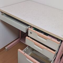 学習机と椅子のセットの画像