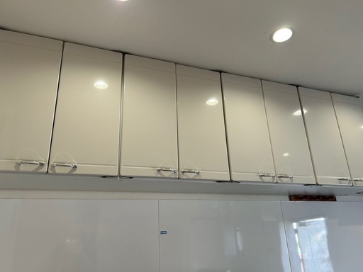 家庭用キッチン吊り戸棚