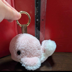 くじらぬいぐるみ青＆ピンクのキーホルダーの画像