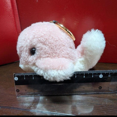 くじらぬいぐるみ青＆ピンクのキーホルダーの画像