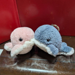 くじらぬいぐるみ青＆ピンクのキーホルダーの画像