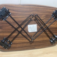 クーラーボックス(30L) と 折りたたみテーブルの画像