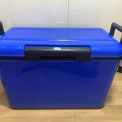 クーラーボックス(30L) と 折りたたみテーブルの画像