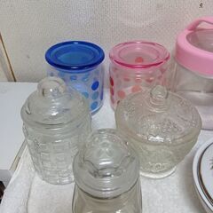 ガラス、陶器保存容器、果実酒瓶など　1個100円〜200円の画像