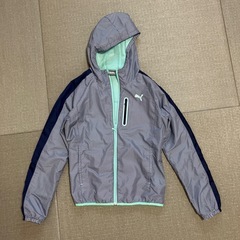 【レディース】PUMAのチェック柄フード尽きウィンドブレーカーアウターの画像