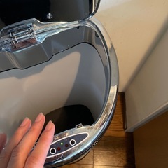 センサー付きゴミ箱の画像