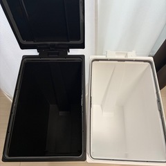新品未使用　ニトリ　防臭ペダルペール　45L 黒白2個セットの画像