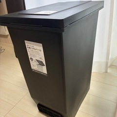 新品未使用　ニトリ　防臭ペダルペール　45L 黒白2個セットの画像